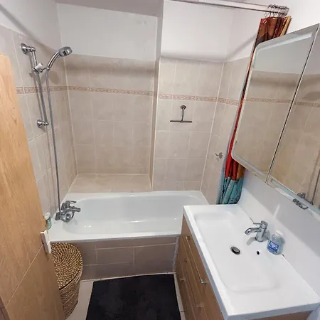 Spacieux Et Calme, Style Parisien, Toutes Commodites, Ideal Pour Un Sejour Authentique Apartment Saint-Denis (Seine-Saint-Denis)